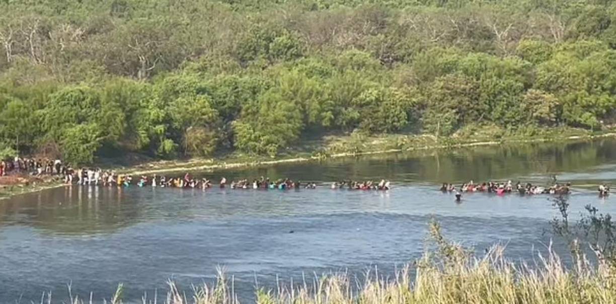 Cientos de migrantes fueron captados este miércoles cruzando el Río Bravo para ingresar ilegalmente a Estados Unidos evidenciando la crisis migratoria en la frontera sur del país norteamericano.