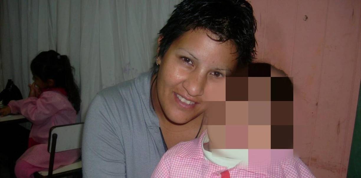 Al ingresar, descubrió el peor de los escenarios: su hija encontraba tirada en el suelo con varias puñaladas en el pecho.