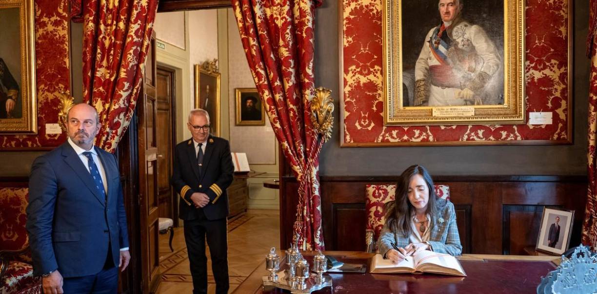 Milei justificó esta situación en que la visión de la vicepresidenta “está mucho más cerca del círculo rojo y de lo que ella llama la alta política, que es lo que nosotros llamamos la casta”.