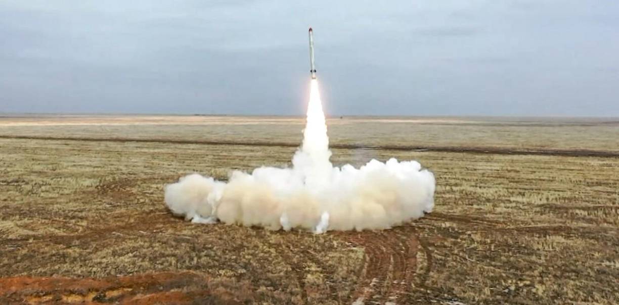 Rusia defendió hoy los planes de desplegar armamento nuclear táctico en Bielorrusia pese a las críticas de Occidente, mientras el presidente ucraniano, Volodímir Zelenski, realizó una visita sorpresa al frente del sur de Ucrania.