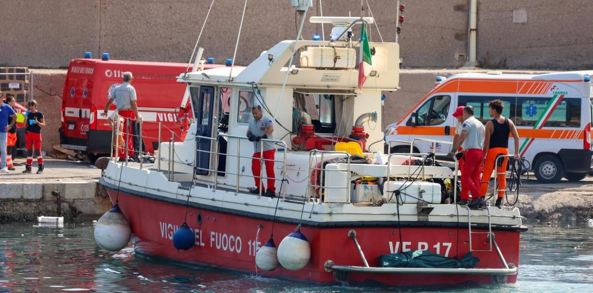 Los primeros náufragos, inicialmente recuperados por un barco presente en las inmediaciones, fueron llevados a tierra por 4 barcos de la Guardia Costera.