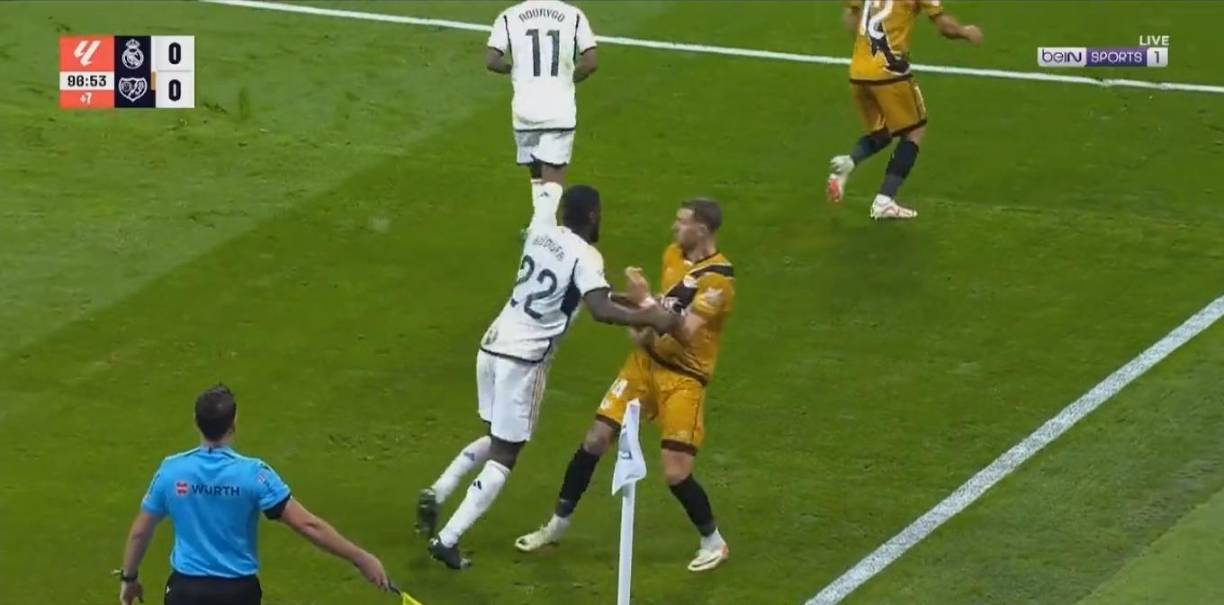 Rudiger también “perdió la cabeza” sobre el final del partido y un picante cruce con uno de los jugadores del Rayo Vallecano.