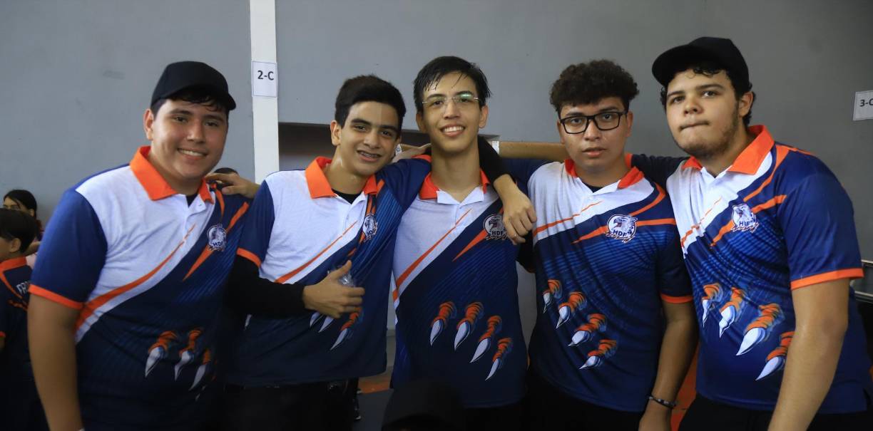 Un total de 96 estudiantes de último año de la Happy Days &amp; Freedom se reunieron para celebrar el regreso a clases. En la imagen: Juan Rápalo, Henry Umanzor, Mario Cáceres, Gustavo Pereira y Miguel López.