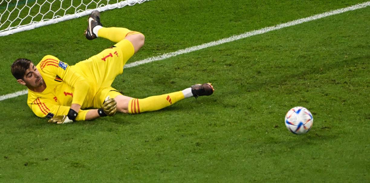 El arquero del Real Madrid le atajó un penal a Alphonso Davies y mantuvo su arco en cero.