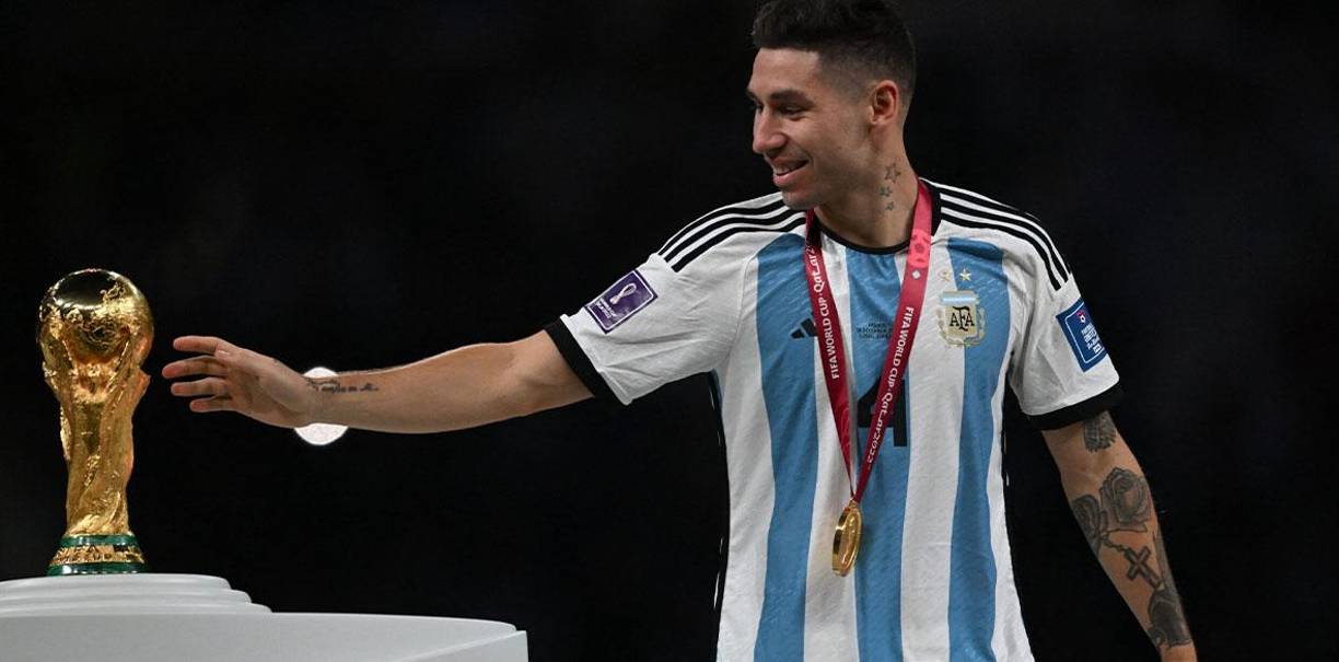 Informa Sky Sports que Gonzalo Montiel ha pasado el pertinente reconocimiento médico con el Nottingham Forest para su fichaje por el club inglés, llegará procedente del Seviila. El argentino anotó el penal decisivo para que Argentina conquistara la Copa del Mundo.