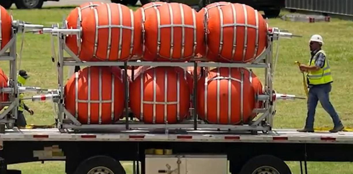 Además, Las medidas del gobernador de Texas Greg Abbott para detener a los inmigrantes a lo largo de la frontera de Estados Unidos con México fueron objeto de nuevas críticas el martes después de que reportes de diversos medios señalaran que la policía estatal recibió órdenes de “empujar a los inmigrantes de vuelta al agua para que volvieran a México” y también se les ordenó que no les dieran agua.