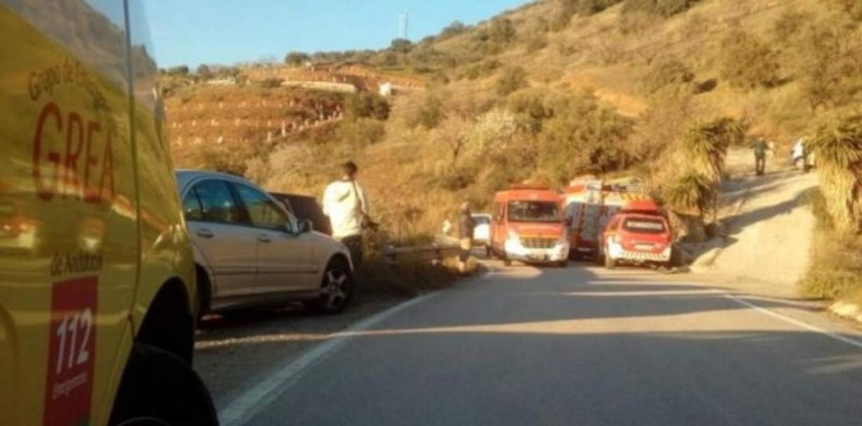Los bomberos introdujeron una cámara, pero se quedó atorada a los 260 pies de profundidad, quizá por un derrumbe de tierra que pudo haber cubierto al menor. En el interior del pozo han descubierto una bolsa de chucherías que llevaba el niño al caer, según informa el diario El País.<br/><br/><br/><br/>