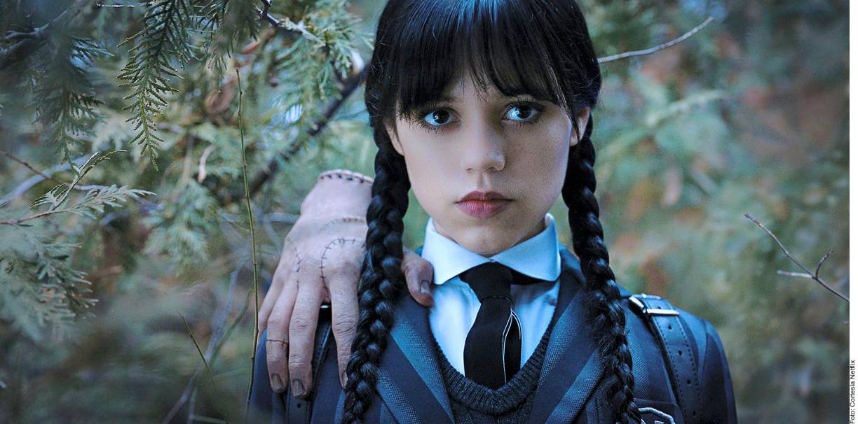 El programa de ocho episodios seguirá a Merlina mientras estudia en la Academia Nevermore o Nunca Jamás e intenta dominar su habilidad psíquica recién descubierta, a la par que trata de detener una ola de asesinatos que ha aterrorizado a la ciudad y resolver un misterio sobrenatural que involucró a sus padres hace 25 años.