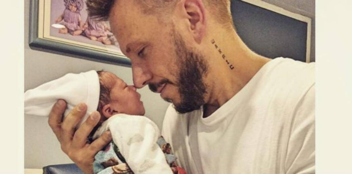 ARCHIVO- En esta fotografía de archivo del 26 de febrero de 2011, el cantante mexico-argentino Noel Schajris durante su presentación en el Festival de la Canción de Viña del Mar en Viña del Mar, Chile. Schajris lanzó el 16 de agosto su EP “Noel Schajris ft Jesús Molina – Sesiones Acústicas” con el joven músico colombiano Jesús Molina a quien conoció gracias a Instagram. (Foto AP/Jorge Sanchez, archivo)