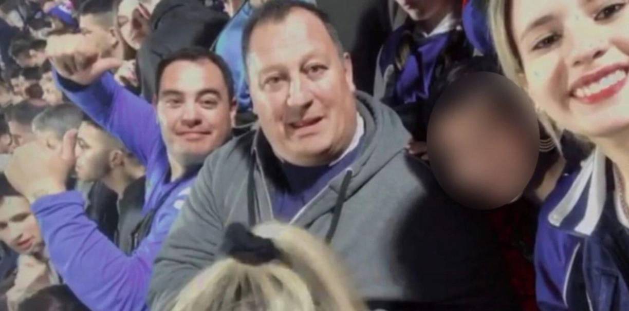 Las primeras informaciones apuntan que se descompensó en las afueras del estadio, en un contexto de tensión y ambiente contaminado por gases intentaron reanimarlo y finalmente falleció mientras era trasladado al Hospital San Martín de La Plata.