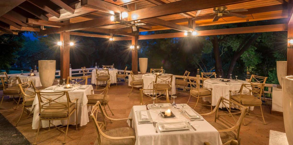 Las especialidades gourmet que sirven en el restaurante incluyen platillos de las cocinas coreana, tailandesa, japonesa y china, destacándose la barra de sushis, en combinación con un menú internacional que se cambia cada semana para ofrecer mayor variedad y novedad.