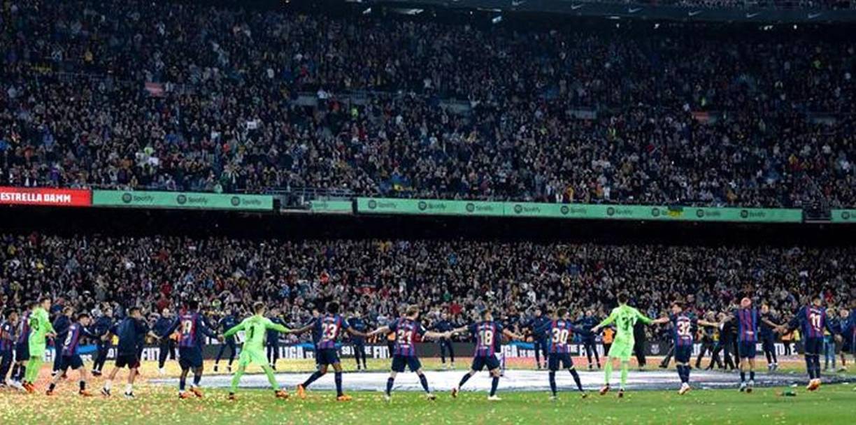 Los jugadores del Barcelona hicieron un círculo con el trofeo en el centro para celebrar el título de la Liga Española.