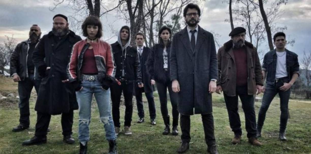 Romania's forward George Ganea (L) fights for the ball with Honduras' defenders Wesly Decas (L) and Jose Garcia (R) during the Tokyo 2020 Olympic Games men's group B first round football match between Honduras and Romania at the Ibaraki Kashima Stadium in Kashima on July 22, 2021. (Photo by SHINJI AKAGI / AFP)