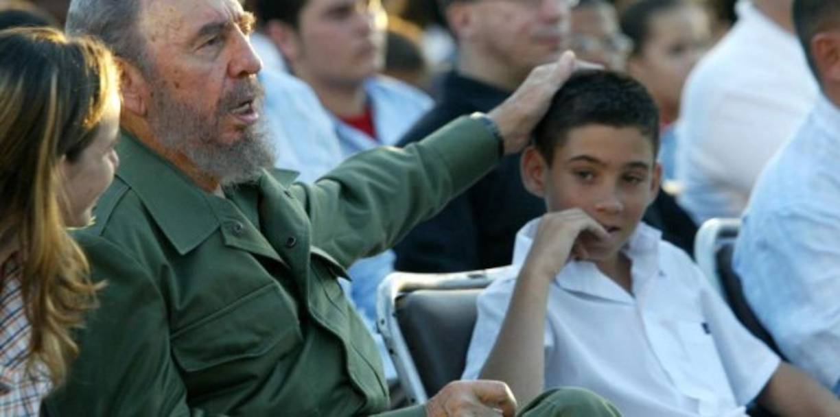 Castro se mostró como un 'defensor de la niñez cubana' con el caso de Elián y tras su regreso a Cuba lo acogió bajo su tutela.<br/><br/>'Fidel fue un amigo que en el momento difícil estuvo junto a mi familia, junto a mi padre e hizo posible que volviera junto a mi padre, que volviera a Cuba', afirmó González sobre el fallecido dictador.