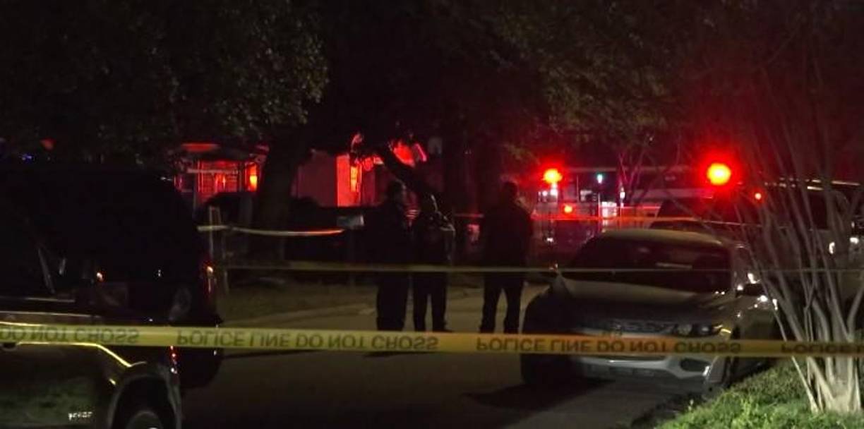 El novio de la madre, un hombre de 38 años fue encontrado muerto en el dormitorio principal, indica el reporte.