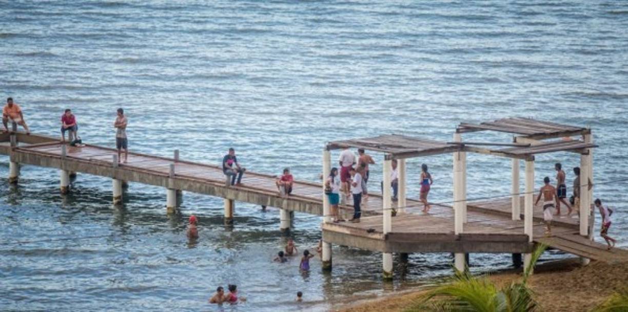 El pequeño muelle sirve para que los habitantes puedan distraerse pescando y otros nadando en las bellas aguas.