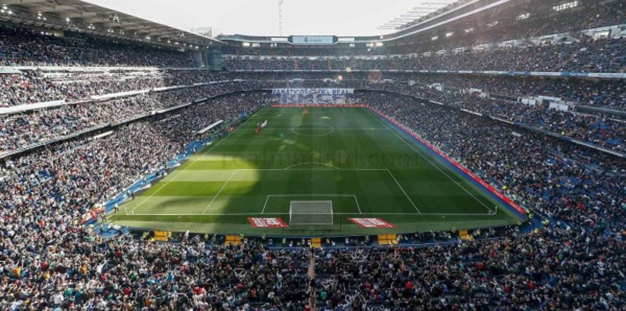 Una imagen panorámica del estadio Santiago Bernabéu antes del inicio del partido.