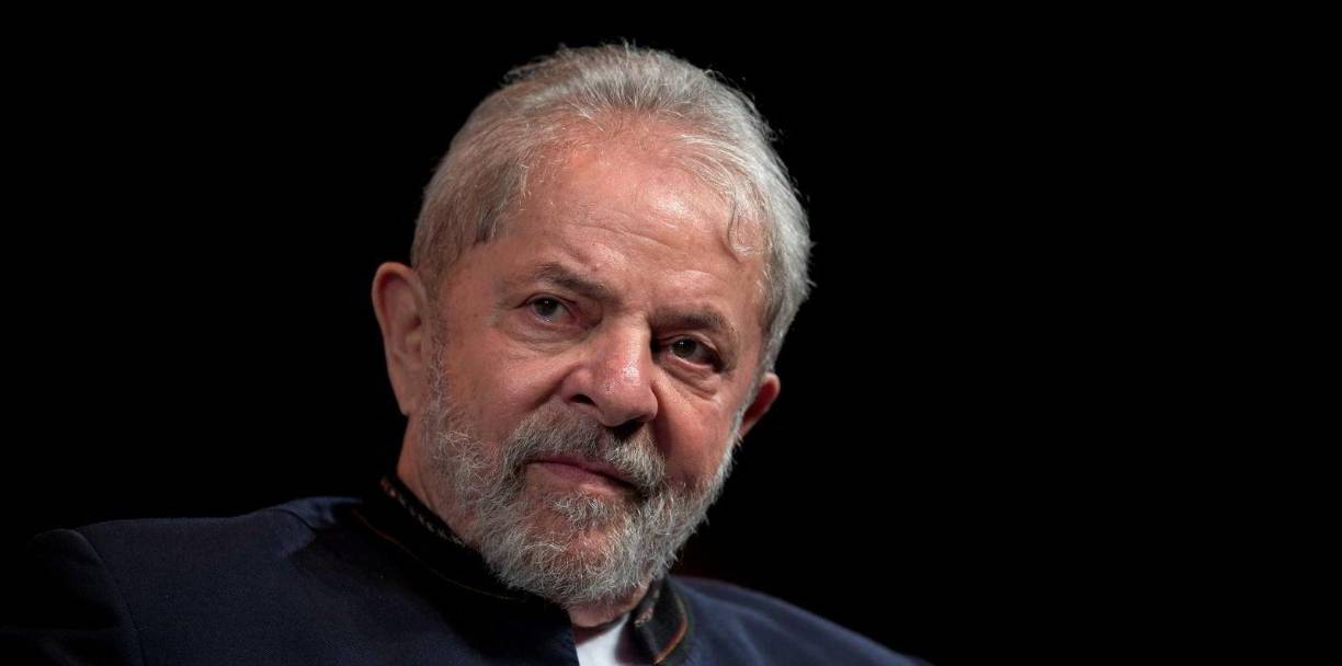 Lula da Silva, expresidente de Brasil fue sentenciado a 17 años de cárcel por corrupción y blanqueo de dinero por un caso que se centra en un lujoso apartamento de tres pisos que supuestamente una compañía constructora le dio a como soborno. El exmandatario salió de prisión tras un año.
