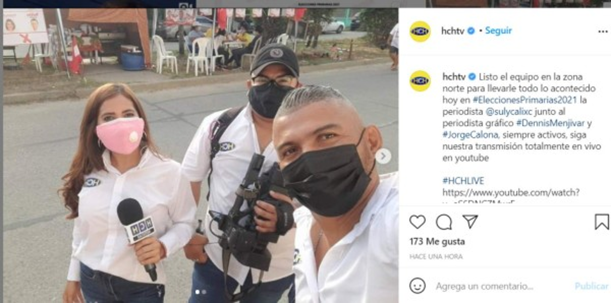 La periodista Sully CáliX junto con sus compañeros de HCH.