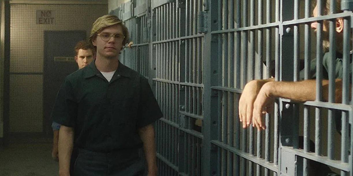 “Dahmer” (2022), la ficción que relata la historia del asesino caníbal Jeffrey Dahmer logra el tercer lugar al alcanzar las 115.600.000 de vistas en Netflix sumándose así a la prestigiosa lista. Durante su estreno incluso logró formar parte del top 10 mundial de la plataforma durante 7 semanas y pudo posicionarse en ese lugar en 92 países (la plataforma opera en total en 190 naciones en todo el mundo).