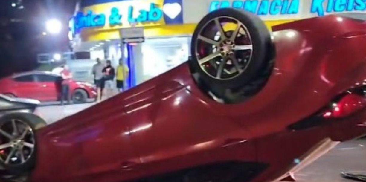 El coche de Portillo, un automóvil tipo turismo, quedó con severos daños en el techo y parte frontal.