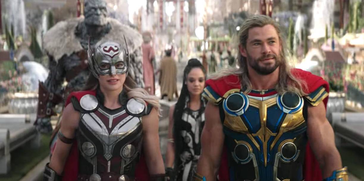 Retoma en Thor: Amor y Trueno el personaje de la doctora Jane Foster. La humana, que se convierte en interés amoroso del Dios del Trueno (Chris Hemsworth), apareció en Thor (2011) y Thor: Un Mundo Oscuro (2013). En Thor: Amor y Trueno, la prestigiosa astrofísica enfrenta una dramática batalla personal: tiene cáncer. Esta vez la ciencia no le vale y acude a los restos de Mjölnir, el mágico martillo de Thor, que la encuentran digna para ser su portadora.