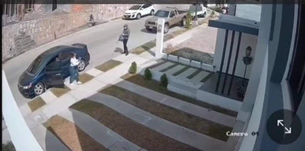 En las imágenes que la propia presentadora publicó en sus redes sociales se observa cuando ella llega y se encuentra con el misterioso hombre que le dice “ahí le dejé su regalo”. “¿Cuál regalo?”, preguntó.