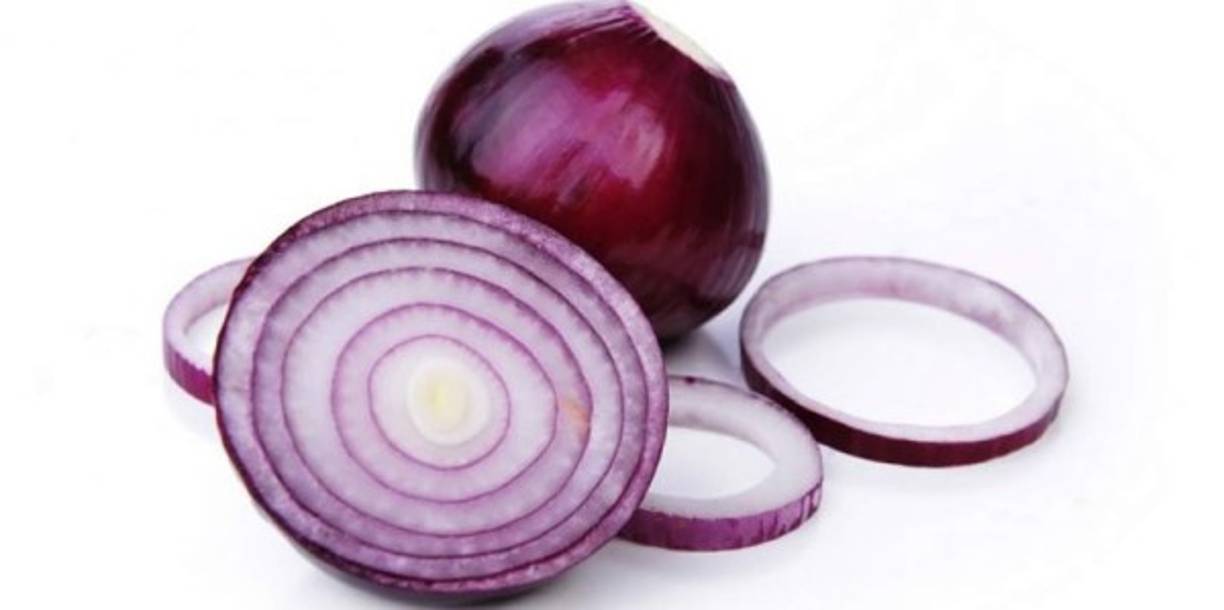 3. Pruebas de embarazo. Antes de la invención de los dispositivos actuales, la prueba más fiable era esperar y ver. Sin embargo, existían algunos remedios desagradables para que las mujeres pudieran comprobar si estaban encinta. Uno de los más llamativos que fue popular en el Antiguo Egipto, tanto los papiros médicos egipcios como Hipócrates (alabado como el padre de la medicina), sugirieron que si una mujer sospechaba de estar embarazada podía insertar una cebolla u otro vegetal de olor fuerte en sus partes íntimas durante una noche entera. Si a la mañana siguiente, su aliento emanaba un olor desagradable a cebolla, no estaba embarazada. Esto se basaba en la idea de que los vientres estaban abiertos, llevando el olor del vegetal a la boca como si fuera un túnel de viento. En caso de estar encinta, entonces el útero estaría cerrado, por lo que no podría pasar el hedor.