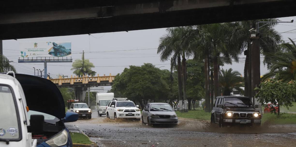 Se ocasionó un tráfico considerable en las salidas de la ciudad por la acumulación de agua lluvia.