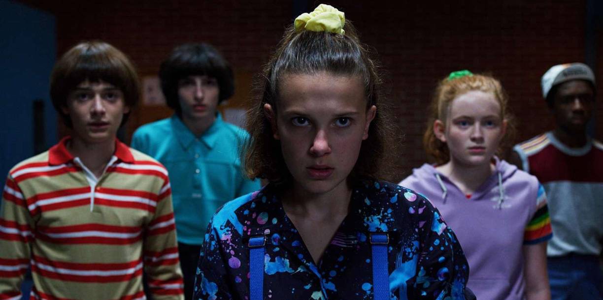 La quinta temporada de la serie de Netflix ‘Stranger Things’ será la última entrega de las aventuras de los habitantes de Hawkins y promete responder preguntas que han dejado en vilo a los seguidores desde el comienzo. Si bien no se conoce la fecha de estreno exacta, Netflix anunció que los nuevos episodios podrán verse el año que viene. 