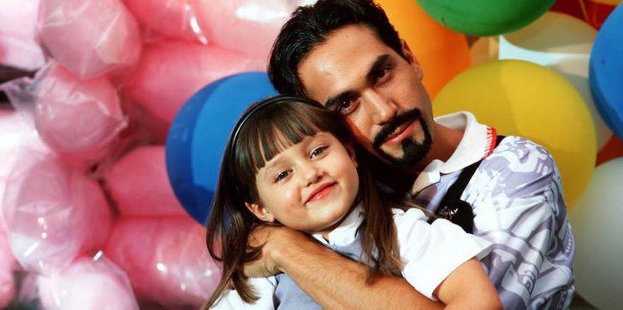 Chabelita está en un orfanato desde que era muy pequeña, pero al descubrir que su padre es un hombre llamado Jesús García, escapa hacia la ciudad para encontrarlo y convencerlo de que es su hija. Al mismo tiempo, María Fernanda no deja de buscar a una niña que le fue arrebatada. Con el poder del amor, estos tres personajes serán unidos por el destino y Chabelita obtendrán su recompensa por ser una “gotita de amor” con las demás personas.