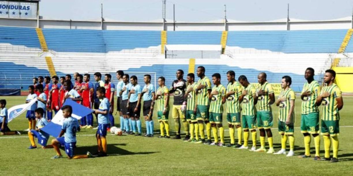 Actos protocolares del partido Parrillas One-Gimnástico en el estadio Olímpico.