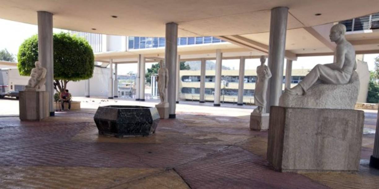 Un grupo de esculturas que representan la industria, el trabajo, la educación y la agricultura ubicadas en los bajos del Congreso Nacional en Tegucigalpa.