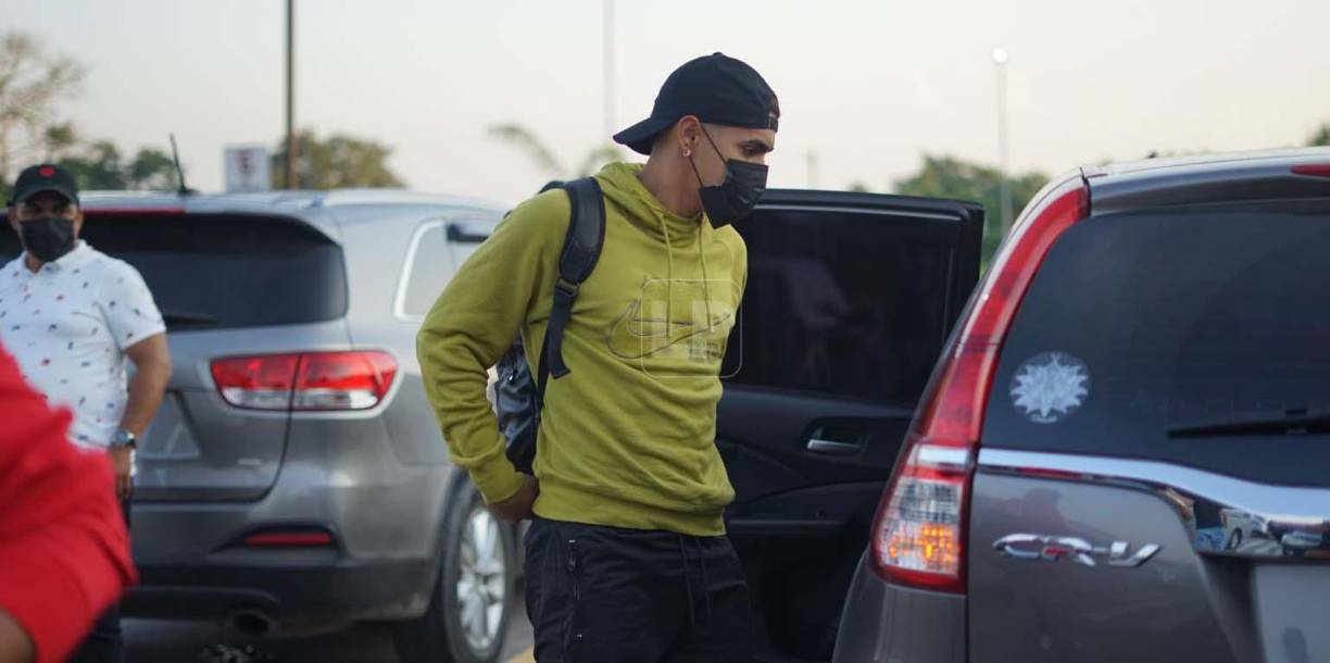 Luis Palma llegó al Aeropuerto Ramón Villeda Morales de San Pedro Sula y fue despedido por sus seres queridos.