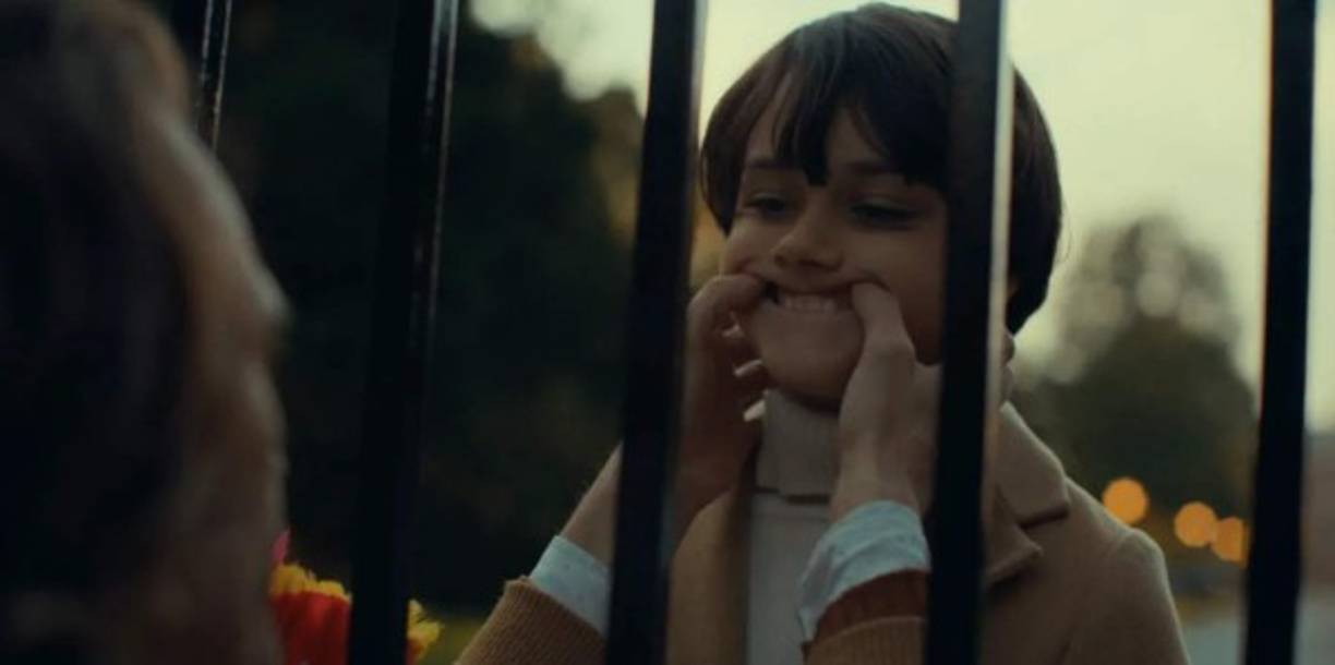 Batman aparece en la película, aunque este todavía no sabe que llegará a convertirse en el héroe de Gotham. El joven Dante Pereira-Olson interpreta a Bruce Wayne de niño e incluso llega a verse la cara con el Guasón mucho antes que este llegará a transformarse en el sanguinario payaso.<br/><br/><br/>