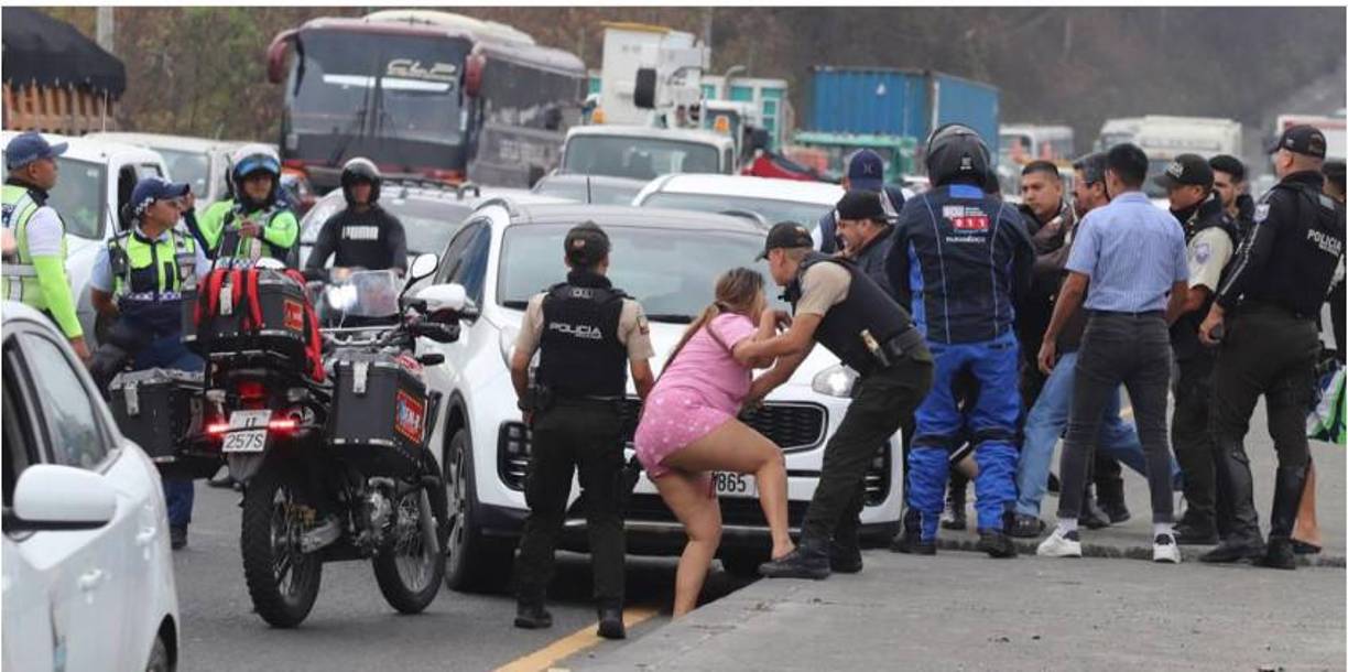 Dulce Narcisa acaba de salir de un gimnasio de Guayaquil cuando hombres a bordo de una moto le dispararon cuando iba en su auto que quedó a una orilla de la calle. Era acompañada por Mafer Vargas, candidata a alcaldía de Simón Bolívar.