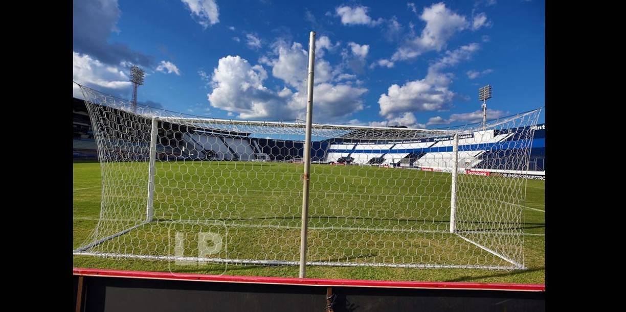 Otra imagen que muestra las condiciones de la cancha del Nacional.
