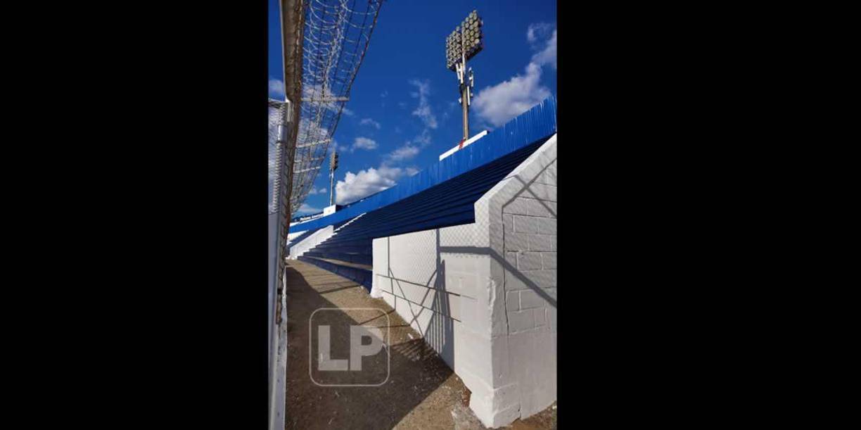 Autoridades del Nacional pintaron nada más ciertas partes del estadio para el evento patrio del 15 de septiembre.