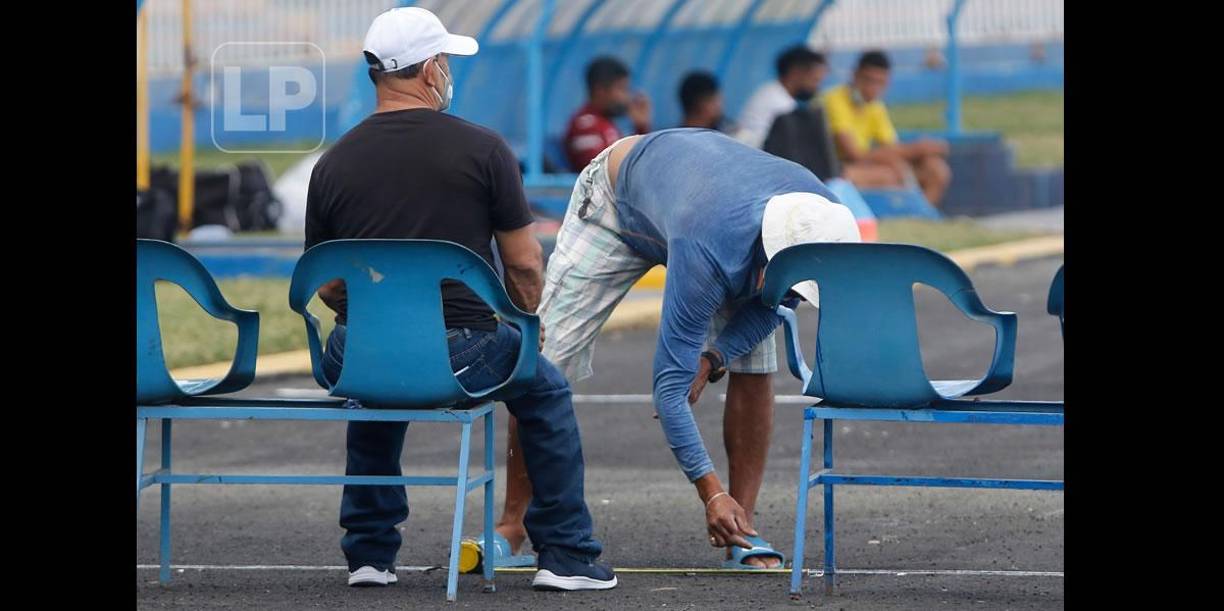 Empleados del estadio Nacional realizando trabajos previo al partido de Motagua ante Universitario en la Liga Concacaf.