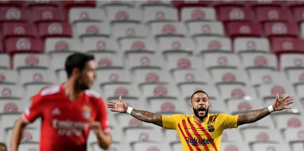 El fuerte reclamo de Memphis Depay, durante el partido en el estadio Da Luz.