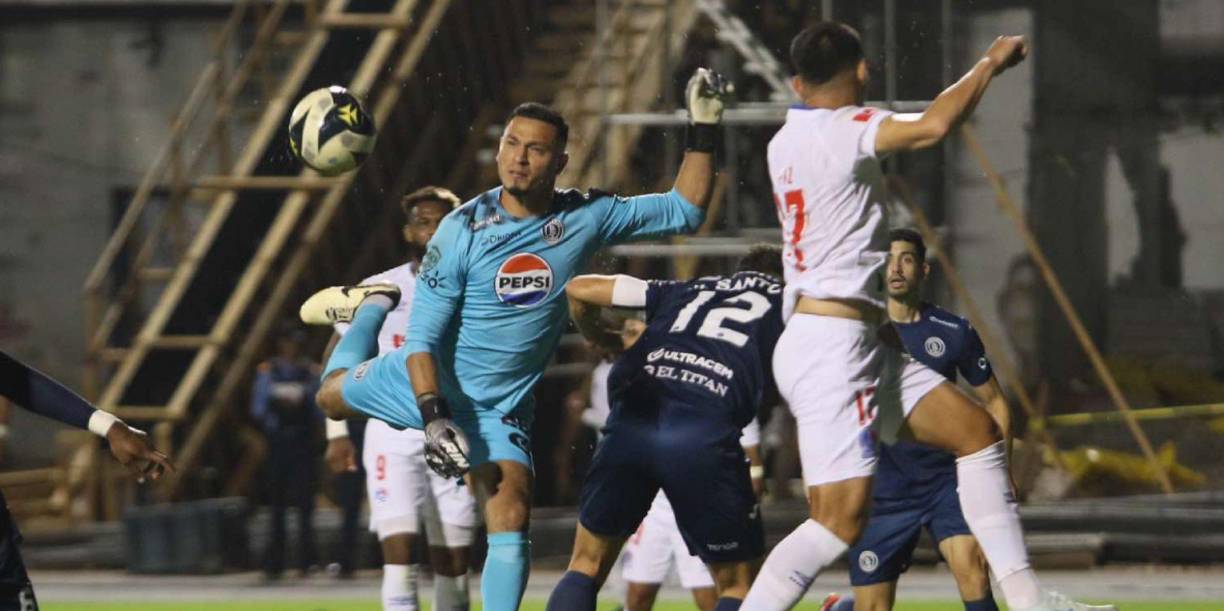 Marlon Licona fue el portero titular del Motagua y presentó un buen nivel ante Olimpia. 