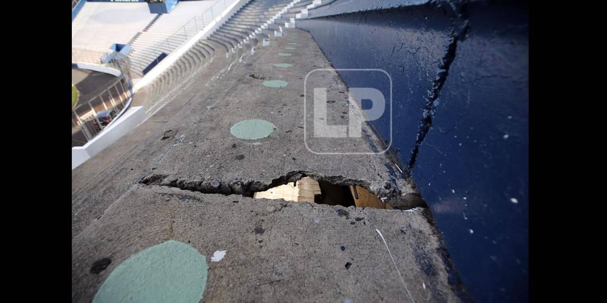 En la parte de sol del estadio Nacional se ven los daños que ha sufrido, como por ejemplo esta grieta que se encuentra en sus graderías.