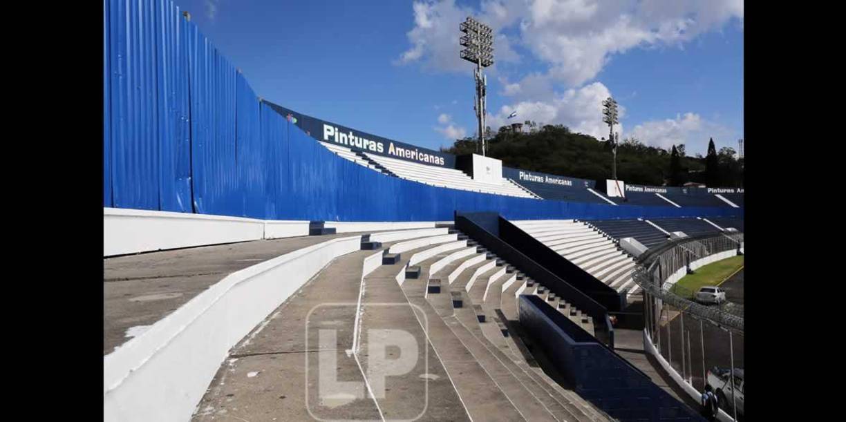 Las autoridades del estadio Nacional decidieron colocar laminas para separar la parte que es un peligro para los aficionados. ¡Lamentable!
