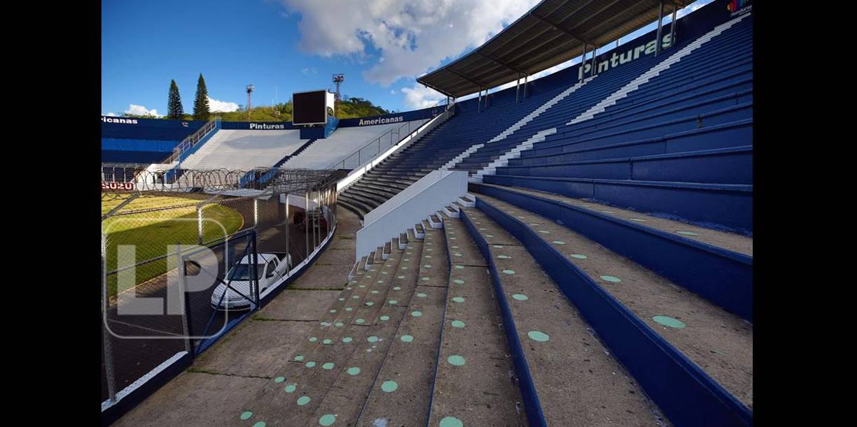 En las graderías del estadio Nacional se marcó con unos puntos los lugares donde deben sentarse los aficionados para guardar el distanciamiento social.