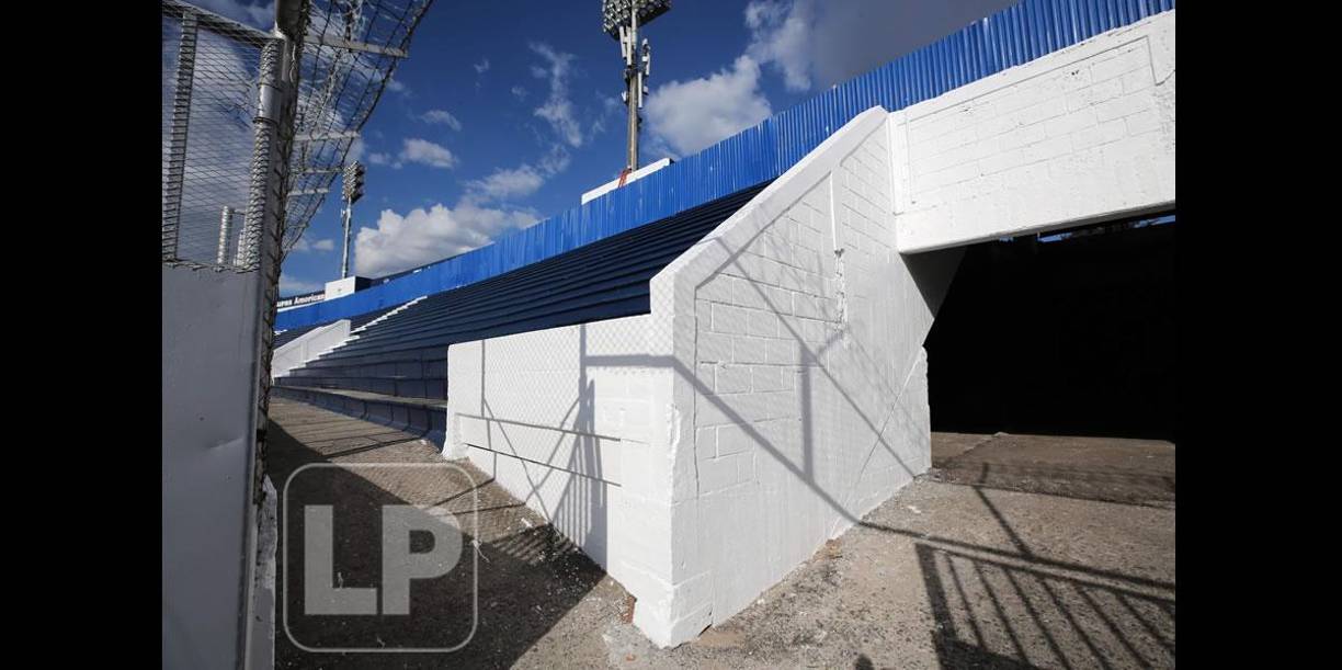 Autoridades del Nacional pintaron nada más ciertas partes del estadio para el evento patrio del 15 de septiembre.