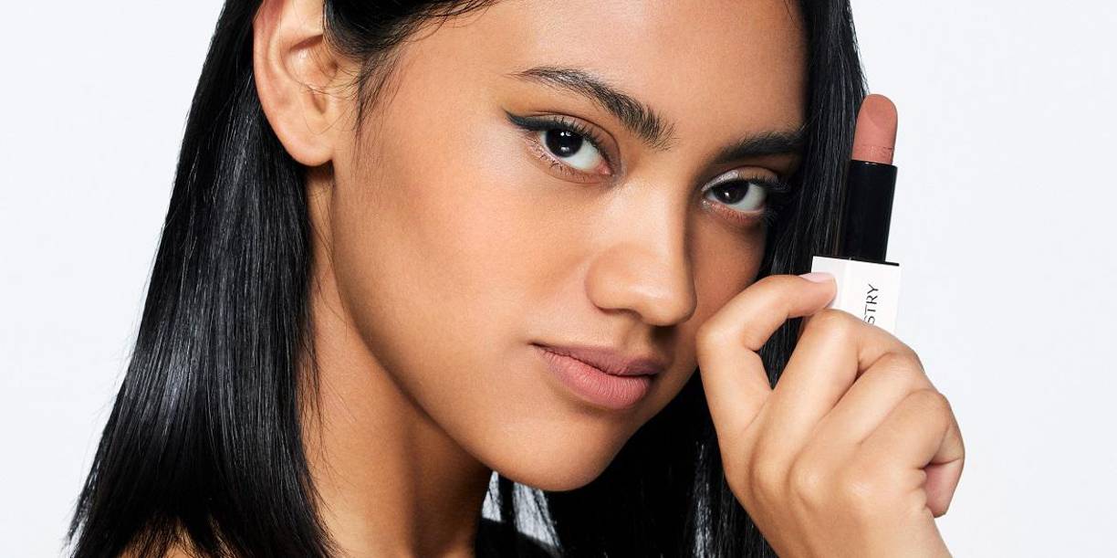 Nude: Huye de los matices blancos o beige en versión mate. Opta por los nudes con reflejo rosa, marrón y morado; elegir un tono que se parezca al color natural de tus labios siempre es un acierto y el brillo siempre mejor que el mate porque les aporta dimensión.