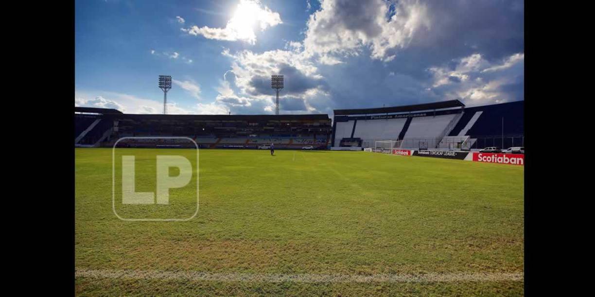 El césped del estadio Nacional quedó más dañado y eso afecta a la hora de jugar al fútbol.