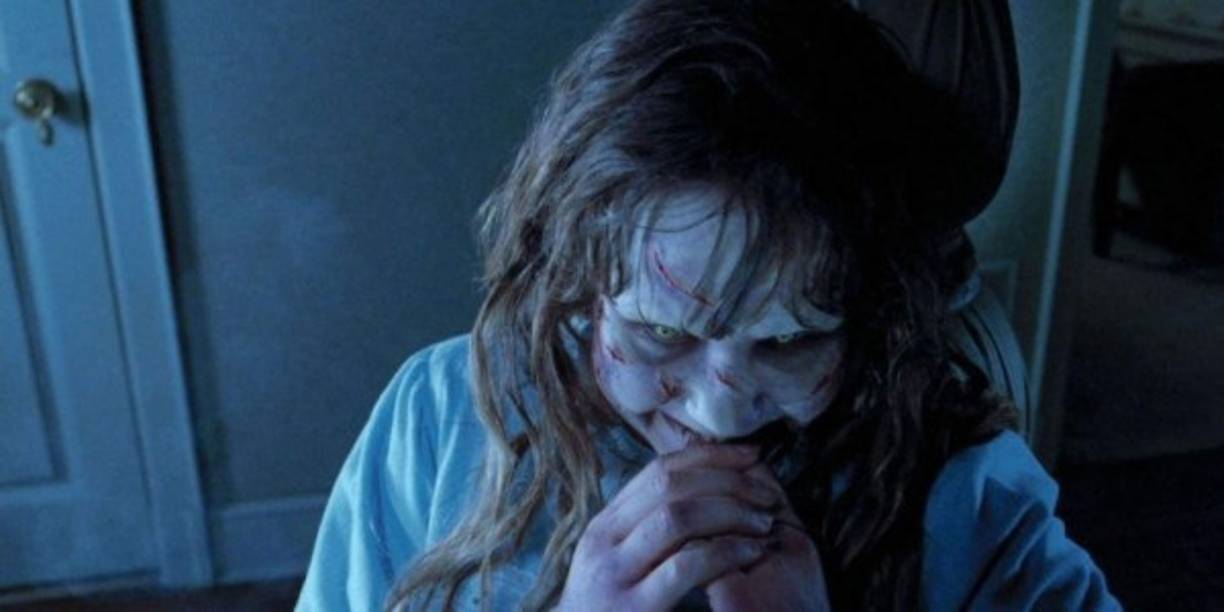 Linda Blair <br/><br/>Blair es un personaje de la película de terror El exorcista, fue exhibida en 1973. El filme está basado en la novela homónima publicada en 1971. La cinta relata los fatídicos hechos de la posesión diabólica de Regan MacNeil, una niña de doce años de edad, y del exorcismo al que más tarde fue sometida.<br/>Al inicio, Blair presenta un comportamiento extraño, el cual su madre cree se debe a los cambios de la pubertad, pero los médicos sospechan que es una lesión en el cerebro. La adolescente soporta una serie de desagradables pruebas médicas y psiquiátricas que no muestran nada fuera de lo común, mientras los sucesos paranormales no solo continúan sino que son cada vez más violentos hasta el punto en que asesina a varias personas. Debido a ello y ante las negativas de algunas personas religiosas, se expone a la joven a un exorcismo.<br/>