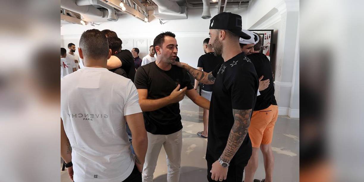 Xavi Hernández se fundió en saludos y abrazos durante su despedida.