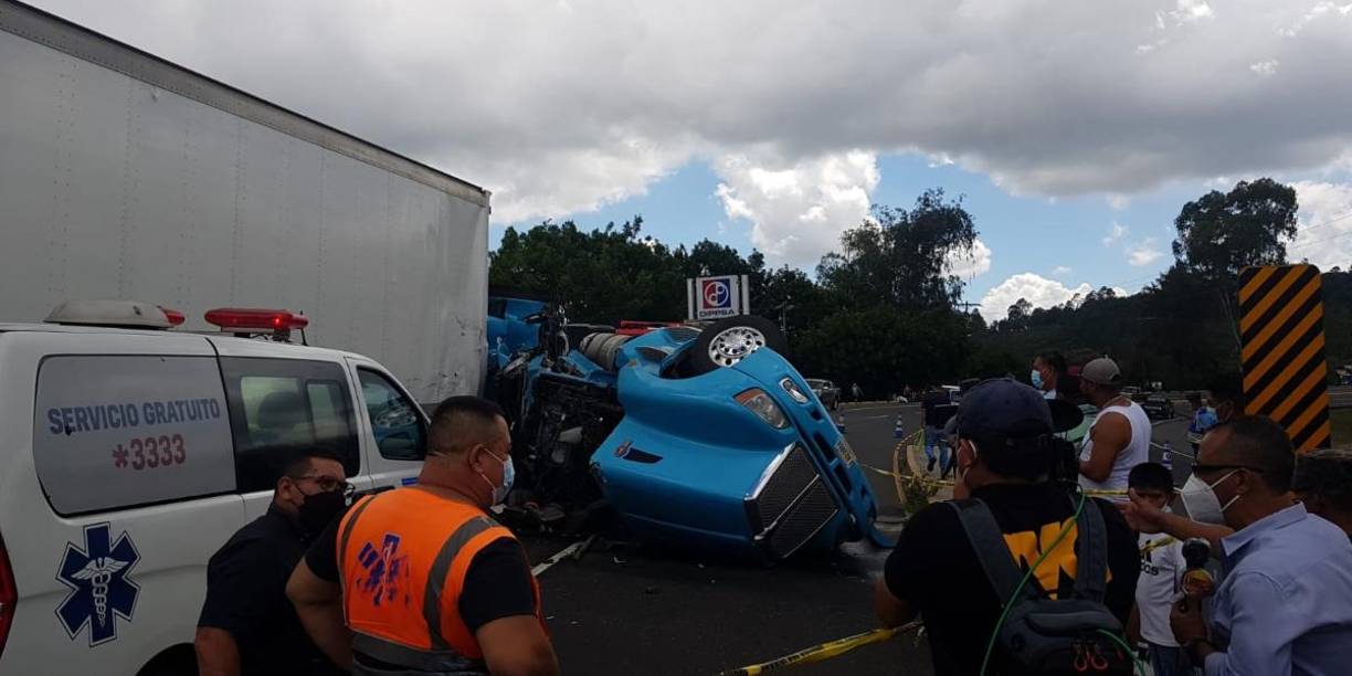 El vehículo de carga pesada transportaba bebidas alcohólicas y se accidentó en una curva y quedó atravesado en la carretera CA-5, justo enfrente de una gasolinera. 